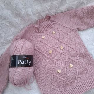 Další krásné dětské svetřík tentokráte z Patty, která má lurexovou nitku, Waltz a Elit baby. Spotřeba na je cca 3 klubíčka...